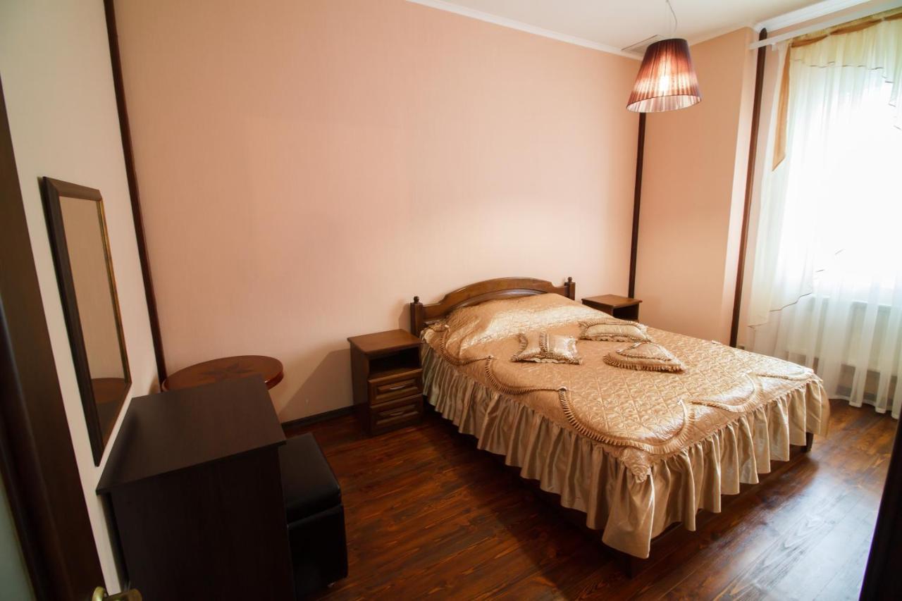Hotel On Khmelnytskogo 8 Charkiv Esterno foto
