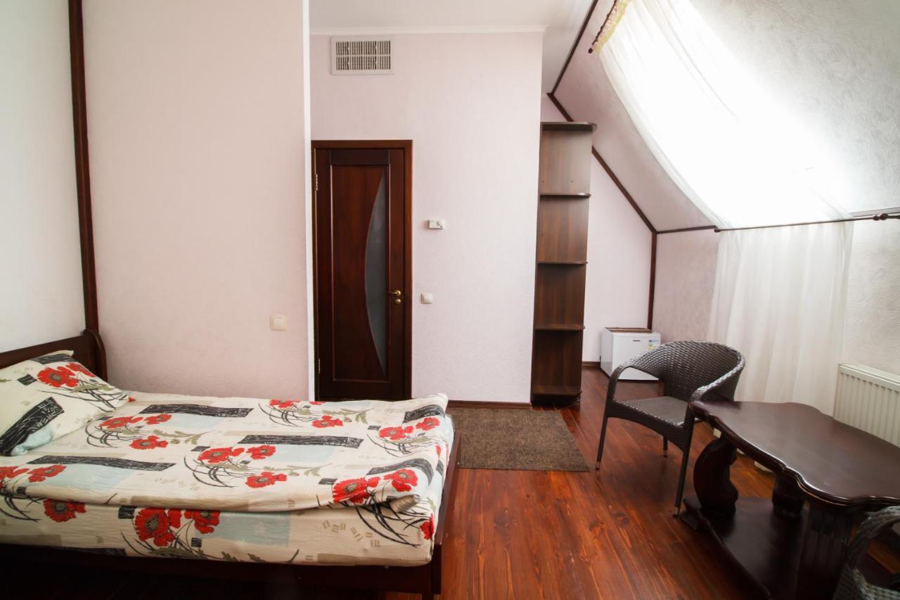 Hotel On Khmelnytskogo 8 Charkiv Esterno foto